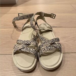 TOM’s Stylish Beige and Black Women's Sandals